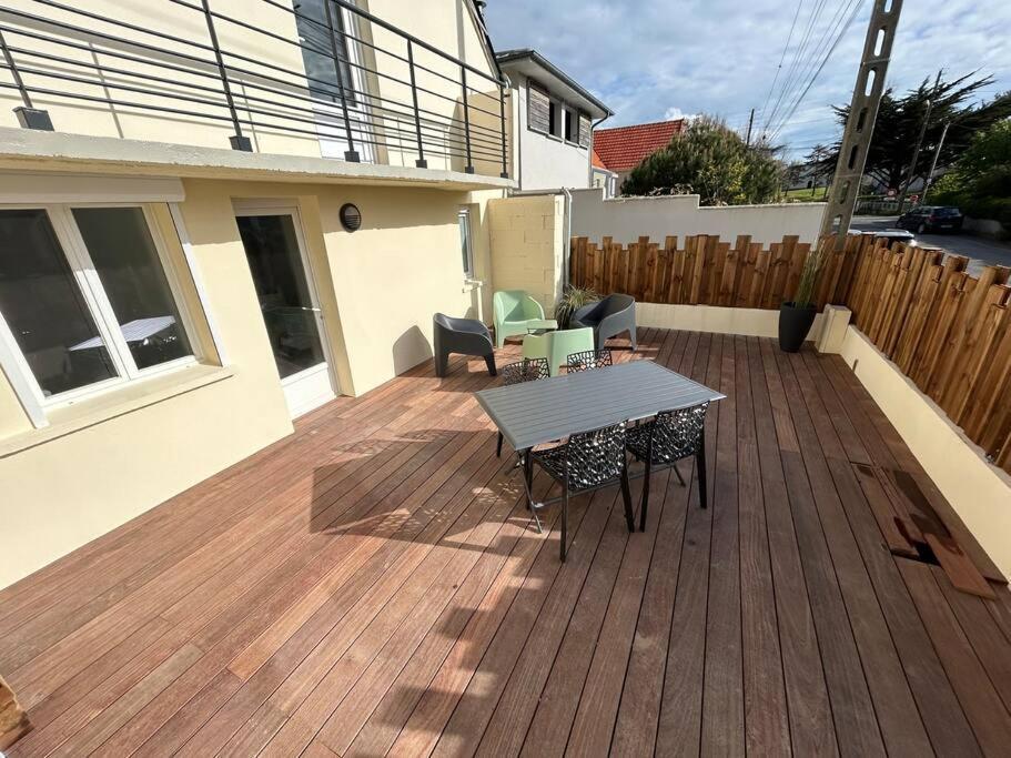 Les Apparts De St Mart Bréhal Exteriör bild